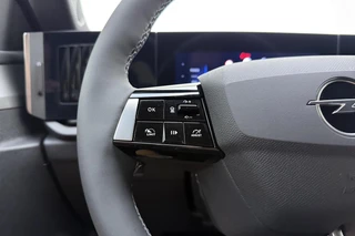 Opel Astra Electric 54 kWh Business Edition | 18" LM-Velgen | Black Pakket | Privat Glass | AGR Stoelen | Camera | Navigatie | Winter pakket | / 20