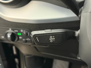 Audi Q2 30 TFSI Sport | Cruise control | Stoelverwarming | CarPlay | Camera | Parkeersensoren achter / 17
