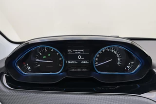 Peugeot 2008 1.2 PureTech 130pk Blue Lease Allure | Panorama Dak | DAB+ | Navigatie | Climate Control | Cruise Control | Achteruitrijcamera |LichtMetalen Velgen met All Seasonbanden / 19