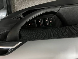 BMW X2 SDrive18i Executive / NL-auto / Navigatie / 17