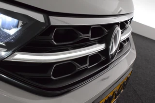 Volkswagen T-Roc 1.5 TSI 150pk DSG R-Line Business+ Black Style Trekhaak Camera IQ.Light Panoramadak Virtual Cockpit Navigatie / 52