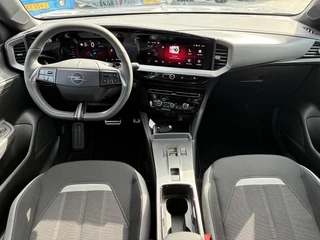 Opel Mokka Electric GS 54 kWh | Climate control | Navigatie | Verwarmbaar stuur | Elektrisch Pakket | Camera | Parkpilot | 18" LM-Velgen | Parkpilot / 45