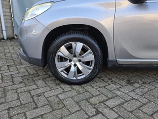 Peugeot 2008 1.2 PureTech Allure Pano Navi / 7