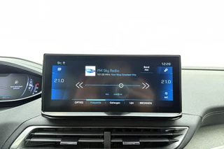 Peugeot 3008 1.2T 130pk GT | Achteruitrijcamera | Parkeersensoren V+A | Cruise & Climate control | Navi | Apple Carplay / Android Auto / 19