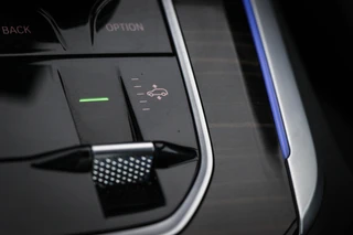 BMW X5 xDrive50e M-Sport | PANORAMADAK | HEAD UP | HOUTAFWERKING | ACHTERBANKVERWARMING | TREKHAAK | 360 CAMERA | 21" / 49