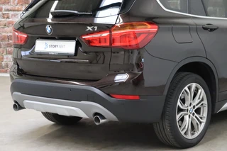 BMW X1 sDrive20i High Executive xLine Automaat  / Navigatiesysteem Plus / Trekhaak / Achteruitrijcamera / Leder / Head-Up Display / 18 Inch / 18 Inch / Stoelverwarming / Extra Getint Glas / Lichtpakket / 6