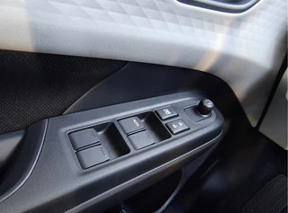 Suzuki Swift 1.2 COMFORT SMART HYBRID  Direct Leverbaar | Tot 10 JAAR GARANTIE!  Inclusief € 2.200,- Voorraad Voordeel / 26