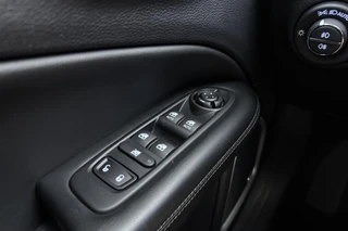 Jeep Compass 4xe 240 Plug-in Hybrid Electric S Automaat | Lederen bekleding | Trekhaak | Camera | Keyless | Lichtmetalen velgen black | Climate control / 22