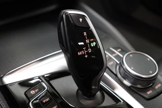 BMW 5 Serie Touring 520i High Executive M Sport Pakket Automaat  / Trekhaak / Navigatie Professional / Achteruitrijcamera / Comfortstoelen / DAB / Apple Carplay / Stoelverwarming / Adaptief Onderstel / Cruise Control / LED / 22