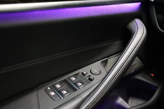 BMW 5 Serie Touring 540i xDrive High Executive Automaat  / Harman Kardon / Adaptief Onderstel / Driving Assistant / Achteruitrijcamera / Navigatie Professional / Cruise Control / Sportstoelen / Parking Assistant / Zonnescherm / Climate Control / 18 Inch / Stoelverwarming voor+achter / 26