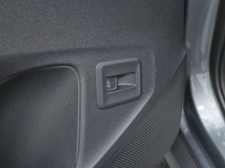 Volkswagen T-Roc 1.5 eTSI R-Line Elek. Trekhaak | Stuur-/stoelverwarming | Verlichte logo's / 24