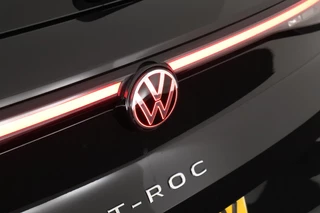 Volkswagen T-Roc 1.5 eTsi 150pk DSG R-Line First Edition Trekhaak Camera Keyless Stoelverwarming Virtual Cockpit Carplay / 54