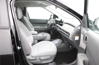 Kia EV3 Plus 81.4 kWh  - Prijs incl. €3.000,- inruilpremie - Stoel/Stuur Verwarming - Climate Control - Draadloze oplader - Navigatie - Fabrieksgarantie tot 06-2033 / 31