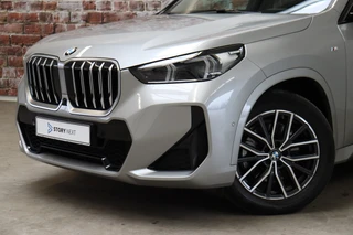 BMW X1 sDrive20i Executive M Sport Pakket Automaat  / Live Cockpit Professional / Shadow Line / Comfort Access / Head-Up Display / Adaptieve LED / 18 Inch / Parking Assistant Plus / Innovation Pack / Elektrisch Verstelbare Voorstoelen / Extra Getint Glas / 2