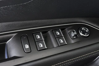 Peugeot 3008 1.6 HYbrid4 300 Blue Lease GT Pano Trekhaak FOCAL Stoelverwarming / 37