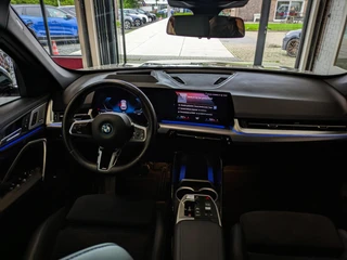 BMW iX1 xDrive30 67 kWh // 99,2% SoH | M-Sport | Panoramadak | Harman Kardon | HUD | 360 CAM | Massage| Elek. + Memory | Sfeerverlichting / 29