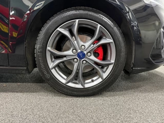 Ford Focus Wagon 1.0 EcoBoost Hybrid ST Line Style/ NL auto/ Achteruitrijcamera/ Sensoren / 40