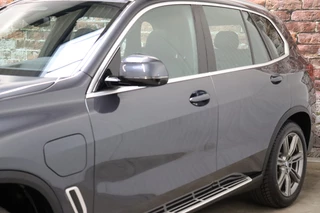 BMW X5 xDrive45e High Executive xLine Automaat  / Panoramadak / SOH 82% / Live Cockpit Professional / Trekhaak / Luchtvering / Stoelventilatie / Personal CoPilot Pack /  Comfortstoelen / Nappa Leder / Harman Kardon / Stoelverwarming / Head-Up Display / Active Steering / Individual Dashboard Leder / 8
