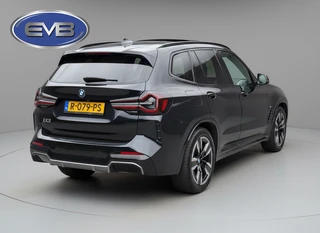 BMW IX3 M SPORT pakket 80 kWh, panoramadak, SOH 98,2 %,vol opties, 1 e eigenaar,conjac sport leder, Origineel NL auto met nap / 20