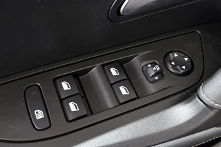 Peugeot 2008 1.2 PureTech GT Pack Stoelverwarming Keyless Achteruitrijcamera / 30
