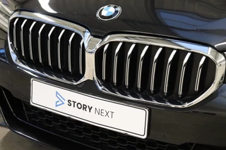 BMW 5 Serie Touring 520i High Executive M Sport Pakket Automaat  / Trekhaak / Navigatie Professional / Achteruitrijcamera / Comfortstoelen / DAB / Apple Carplay / Stoelverwarming / Adaptief Onderstel / Cruise Control / LED / 13