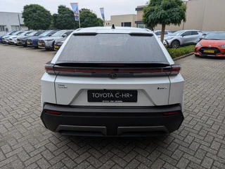 Toyota C-HR+ First Edition 77 kWh NIEUW & DIRECT LEVERBAAR! STOEL/STUURWIELVERWARMING WARMTEPOMP PDC VOOR + ACHTER CAMERA / 7