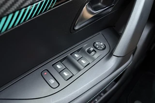 Peugeot e-2008 EV Allure 50 kWh | 100% SOH! l Apple Carplay/Android Auto l Bluetooth l DAB l Cruise Control l Climate Control l Navigatie l Lichtmetalen Velgen l PDC Achter / 17