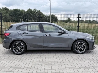 BMW 1-serie 118i Executive Edition | Carplay | PDC | Navi | Sportstuur / 7