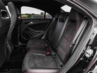 Mercedes-Benz CLA-klasse 180 Business Solution AMG Night Upgrade | Panoramadak | Camera | Apple CarPlay/Android Auto | LED | Navigatie| Stoelverwarming | 18" / 14
