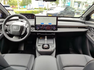 Toyota bZ4X Touring EXECUTIVE AWD 75 kWh NIEUW! PANODAK JBL-AUDIO 1500KG TREKGEW LM-VELGEN 20" 4S-BANDEN STOELVERW/KOELING STUURVERW BLIND SPOT WARMTEPOMP EL-ACHTERKLEP / 8