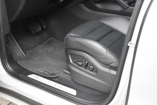 Porsche Cayenne Coupé 3.0 E-Hybrid Platinum Edition *Krijt* | Sportuitlaat | Panorama | ACC | Trekhaak | Ventilatie | Achterasbesturing | Bose | Head-Up | 22'' Wielen | / 23