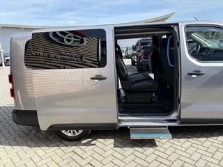 Toyota PROACE Electric Verso LONG EXTRA RANGE DYNAMIC 75KWH 8-PERSOONS ROLSTOELAUTO VERLAAGD-INBOUW-OPRIJPLAAT 2x SCHUIFDEUR / 17