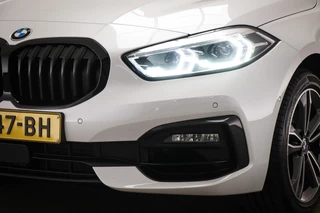 BMW 1-serie 118i Executive Edition | HALF LEDER | DAB | APPLE | DRAADLOZE LADER | CAMERA | 17" / 15