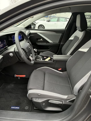 Opel Astra 1.2 Turbo 110pk Business Edition | Navigatie | Achteruitrijcamera |  Adapt. Cruise control | Stoel & stuurverwarming | AGR Comfortstoel | Keyless | Parkeersensoren / 13