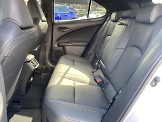 Lexus UX 300h Ultimate Edition DIRECT LEVERBAAR EL-ACHTERKLEP STUURVERW STOELVERW GROOT-SCHERM BLIND-SPOT / 38