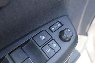 Toyota Yaris 1.5 HYBRID 115 STYLE STOEL-STUUR VERW. DODEHOEK LED KOPLAMPEN KEYLESS PARK.SENSOREN V+A / 11
