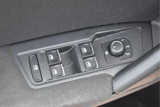 Volkswagen Tiguan 1.4 TSI ACT 150 pk Connected Series  NL-Auto | DAB | Elekt.trekhaak | Carplay | Cruise Control | Climate Control | NAP / 15