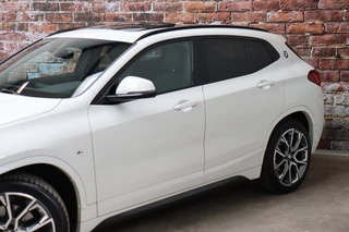 BMW X2 xDrive20i High Executive M Sport Pakket Automaat  / Navigatiesysteem Plus / Leder / Panoramadak / Achteruitrijcamera / Stoelverwarming / Climate Control / Hifi / Shadow Line / Parkeersensoren voor+achter / Extra Getint Glas / 19 Inch / 11