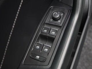 Volkswagen T-Roc 1.5 TSi R-Line Business 150 Pk Automaat | Trekhaak | Carplay | Virtual Cockpit | Adaptive Cruise | Keyless | Elektrische Achterklep | 18 Inch / 22