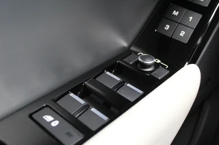 Land Rover Range Rover Velar 2.0 P400e R-Dynamic  | SVO Uniek! | Panoramadak | Head-Up | Black Pack | Meridian / 19