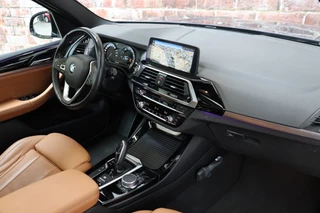 BMW X3 xDrive20i High Executive xLine Automaat  / Navigatiesysteem Professional / Panoramadak / Trekhaak / Leder / Parkeersensoren voor+achter / 19 Inch / Sportstoelen / LED / Stoelverwarming / Climate Control / 19
