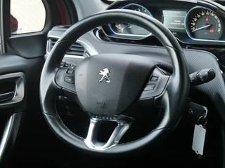 Peugeot 2008 1.2 PureTech Allure 110pk | Extra getint glas | Achteruitrijcamera | Climate control | Apple carplay/Android auto | Lage km.stand | Lichtmetalen velgen | Regensensor / 14