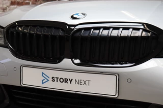 BMW 3 Serie Sedan 320i Executive Sport Line Automaat  / Live Cockpit Professional / M Sportstuurwiel / Shadow Line / 19 Inch / Climate Control / Sportstoelen / Bluetooth / Neerklapbare Achterbank / LED / Parkeersensoren voor+achter / 11