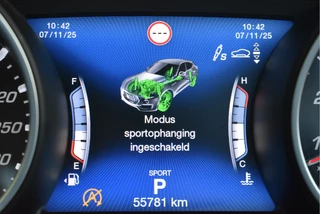 Maserati Levante 3.0 V6 AWD GranLusso 350 pk Facelift Driver ass.Pack 1 | Open dak | Harman/Kardon | Camera | Luchtvering | Carplay | Keyless | DAB | Full LED | 20" / 51