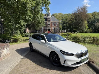 BMW i5 Touring eDrive40 Business Edition 84 kWh | SOH 96% | Pano | BTW | / 5