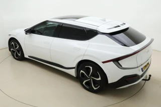Kia EV6 GT-Line 77.4 kWh SOH: 100%! | Glazen schuifdak | Trekhaak | Stoel & Stuurverwarming | Electrische achterklep | Keyless | Rondomzicht camera / 7