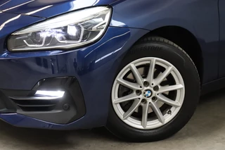 BMW 2 Series Active Tourer 218i Executive Automaat  / Navigatie / Trekhaak / Panoramadak / LED / Achteruitrijcamera / Climate Control / Parkeersensoren voor+achter / Cruise Control / Bluetooth / 9