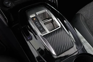 Peugeot 208 1.2 Hybrid 110 e-DCS6 Allure Navigatie Achteruitrijcamera Apple CarPlay / 24