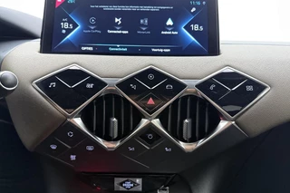 DS 3 Crossback E-Tense Performance Line+ 50 kWh | Navigatie | Camera | Keyless | Lichtmetalen velgen | Parkeersensoren | Extra getint glas / 17