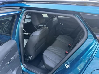 Peugeot 2008 Allure 1.2 Hybrid 145 e-DSC6 | Apple Carplay/Android Auto | Draadloze Telefoonoplader | Dodehoek Detectie | Adaptief Cruise Control | Lichtmetalen Velgen 17 Inch / 25